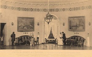 Беляев: Неужели? Верочка: Да, да, так и упала. (Наталья Петровна их видит в зеркале). «Месяц в деревне» И. С. Тургенева, в постановке Московского Художественного театра. Фотограф Императорских театров К. А. Фишер. 1910