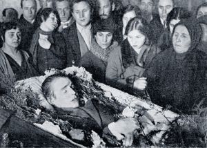 Зинаида Райх на похоронах Сергея Есенина в 1925 г. за гробом, подняв руку к сердцу, справа от неё Всеволод Мейерхольд