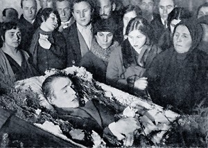 Похороны Есенина. 1925 г. Справа — сестра Екатерина и мать Татьяна Фёдоровна