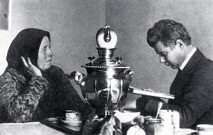 С. Есенин с матерью. 1925 г.