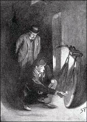 Холмс чиркнул спичкой, поднес ее к заднему велосипедному колесу, и я услышал, как он хмыкнул, когда огонек осветил заплату на данлопской шине. Иллюстрация к рассказу Артура Конан Дойла «Случай в интернате». Художник Сидни Пэджет, 1904