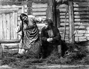 Анисья. Говорю, поди в погреб, яму вырой. Никита. Да вы бы так как-нибудь. Анисья. Так как-нибудь... Нельзя, видно, так-то, а ты бы загодя думал... Д. IV. Явл. VIII. «Власть тьмы». Гр. Л. Толстого. МХТ, 1902 г.