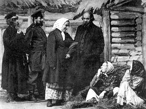 2-я девка. Что ж сама не идешь? На свадьбу да не идти. Марина. Неохота, деушка, да и недосуг. Д. V. Явл. II. «Власть тьмы». Гр. Л. Толстого. МХТ, 1902 г.