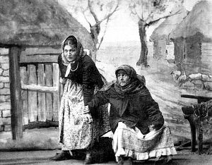 Матрена. А ты погоди ходить, а первым делом самоварчик поставь. Мы его чайком попоим да деньги вдвоем поищем — дощупаемся небось. Д. II. Явл. VIII. «Власть тьмы». Гр. Л. Толстого. МХТ, 1902 г.