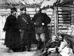 2-я девка. — ... Акулина-то, сказывали, и выть не выла. 1-я девка. — ... ведь про неё что болтали! Д. V. Явл. I. «Власть тьмы». Гр. Л. Толстого. МХТ, 1902 г.
