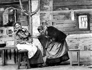Кума. — ... приехали сваты невесту смотреть, а она, матушка моя, в холодной лежит и глаз не кажет, сердечная... Д. IV. Явл. I. «Власть тьмы». Гр. Л. Толстого. МХТ, 1902 г.