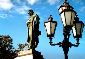 Памятник А. С. Пушкину (Москва, Пушкинская площадь), 1880, бронза