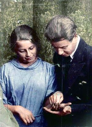 Поэт Сергей Есенин с младшей сестрой Шурой
